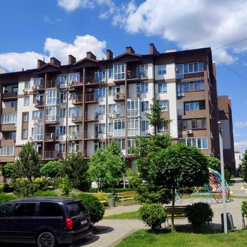 Леоніда Каденюка вул., 18