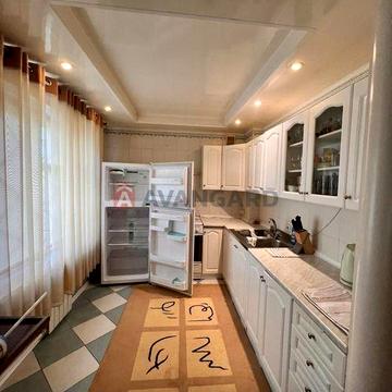 Пропонується в оренду простора 3-х кім квартира