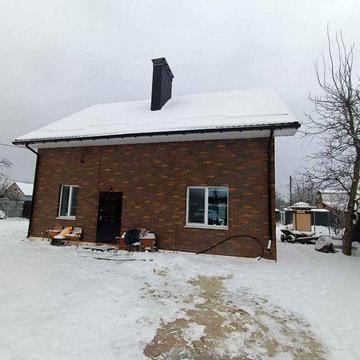 Продаж цегляного будинку з двома поверхами та великим подвірям