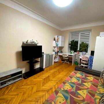 3 кімнатна сталінка з ліфтом та з ремонтом! Севастопольска площа.