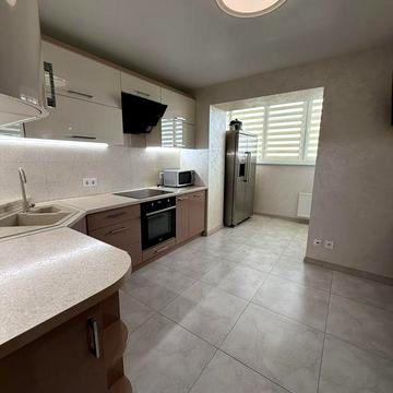 Продам видову трьох кімнатну квартиру на митниці ЖК Надія