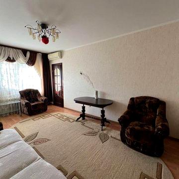 Трикімнатна квартира з кондиціонером та сигналізацією в хорошій локаці