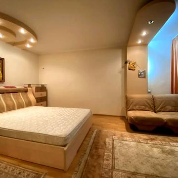 Срібнокільська вул., 16