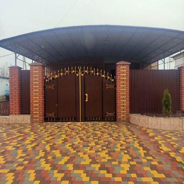 Продам будинок зі всіма зручностями в центрі міста