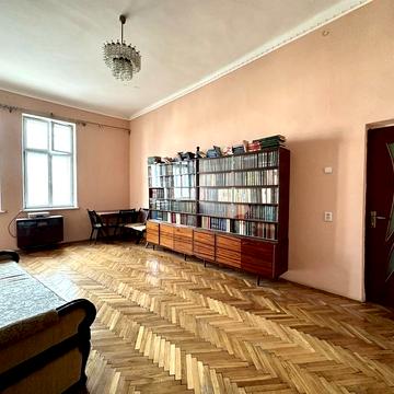 Продається 2-кімнатна квартира в центрі м. Стрий.