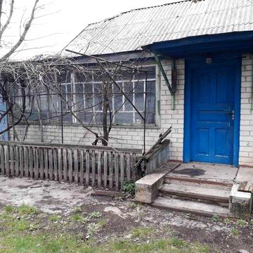 Будинок з господарськими спорудами