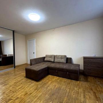 Оренда чотирикімнатної квартири в районі шкільної