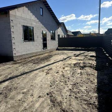 Новий сучасний будинок на розвилці