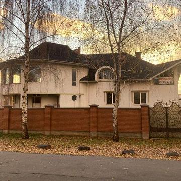 Житловий будинок з земельною ділянкою