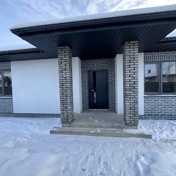 Одноповерховий будинок в котеджному містечку біля лісу