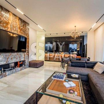 з новим ремонтом,терасою та видом Ботсад. Клубний будинок