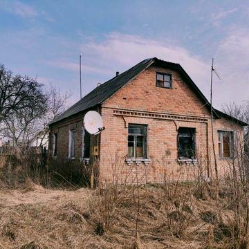 Бабинці - продам будинок цегляний неподалік від лісу та озера .