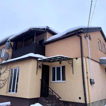 Квартира в двох поверховому будинку з подвірʼям