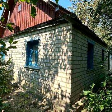 Будинок та  земельна ділянка поруч