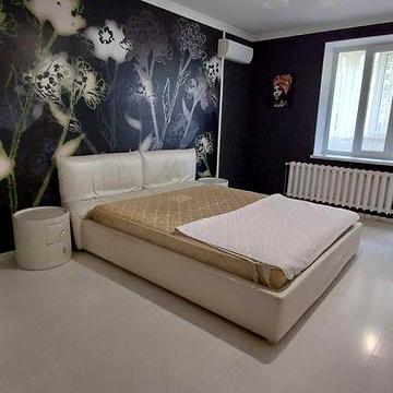 Сдам 2-х ком кв-ру. Сахарова,30. Этаж Первый высокий. Теплая квартира