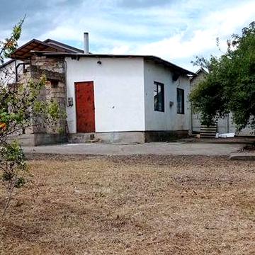 Продам небольшой дом.Земельный участок 16соток на Ласточке