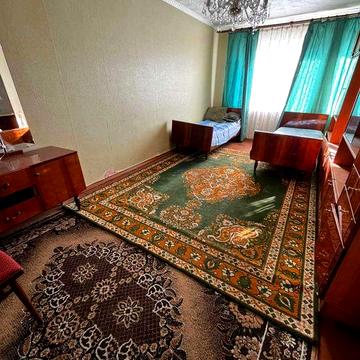 Продам трикімнатну квартиру на Бандери.