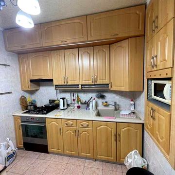 Пролам трикімнатну квартиру з підвальним приміщенням