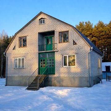 Добротний теплий будинок для життя біля лісу та річки