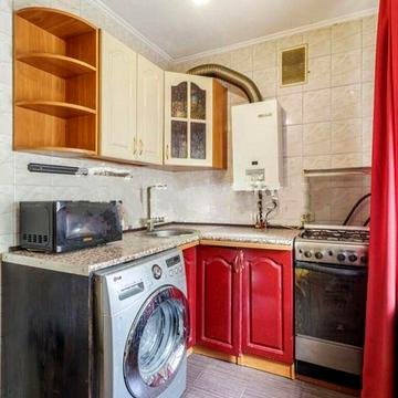 1-ка постійно є опалення і горяча вода, без комісії. м. Житомирська.