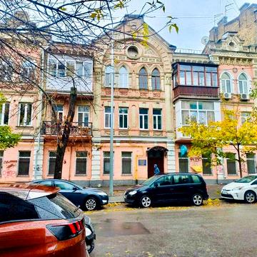 ТОП №1! Перша здача! Авторська квартира в історичному серці Подолу.