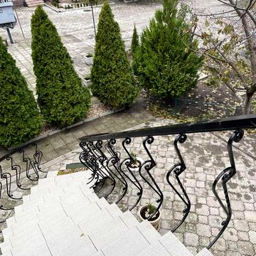 Здаеться  частина будинку в центрі