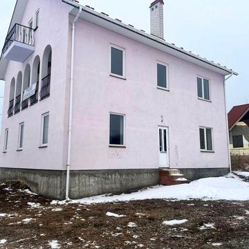 Зручна, двоповерхова, в надзвичайно красивому місці,,