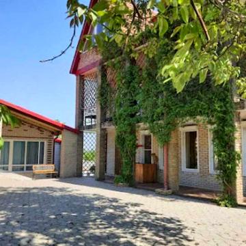 Аренда шикарного 3-х этажного дома с капитальным подвалом