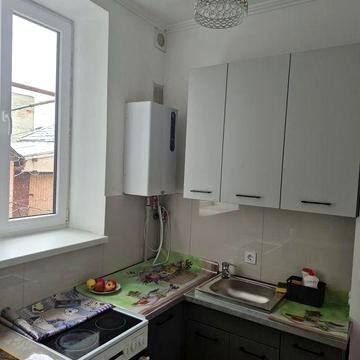 Здається трьохкімнатна квартира в тихому центрі.