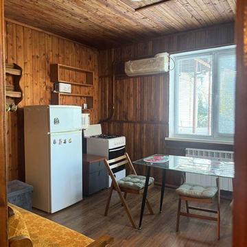 Квартира тепла в приватному сектори, після ремонту.Метро. Газ.Сховище.