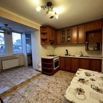 Оренда окремого будинку . Центр. Три кімнати є парко міста. Можна з тв