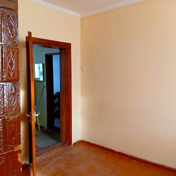 Продаж 3к  кв. у квартирному будинку з земельною ділянкою.