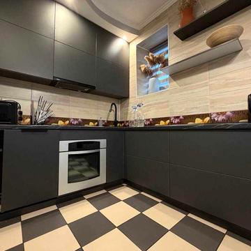 Стильна 2-кімнатна квартира з гаражем і власним двориком