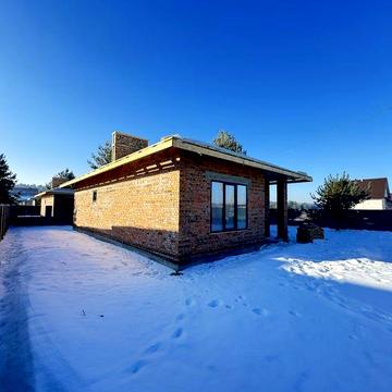 Новий цегляний будинок біля лісу Асфальт Лісопіль