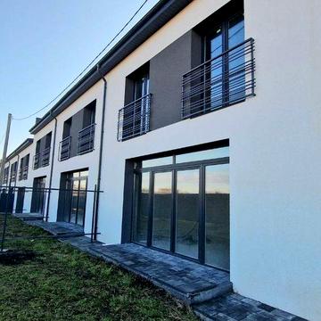 Продаж сучасного котеджу біля центру