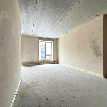 3-кім з балконом та терасою та частковим ремонтом