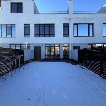 Просторий триповерховий таунхаус