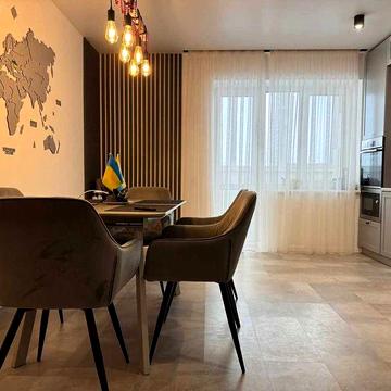 Велика! Трикімнатна в обжитій новобудові біля річки!