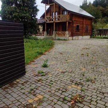 Екологічний дерев’яний будинок у Карпатах