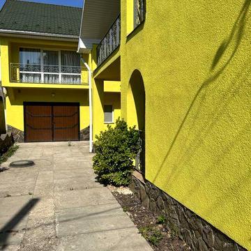 Здається чудовий будинок