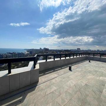 Пентхаус з гарним видом на море