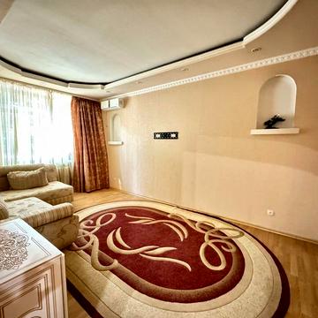 Центр міста, вул. Миру. 3-кімнатна, 75 м².