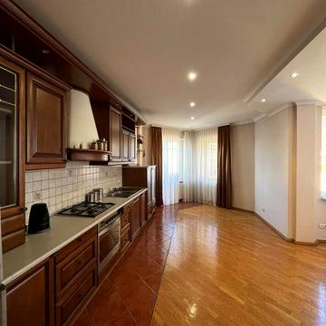 ОРЕНДА! Простора 3 -кімн. квартира  на вул.Крилова