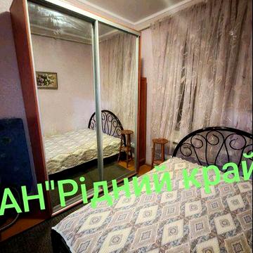 Продамо в центрі 2у квартиру  зі своїм двориком.