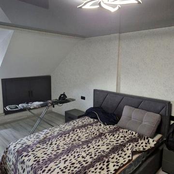 Здається 2 кімнатна на короткий термін.  1-2 місяці.