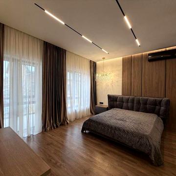 Продам кутовий котедж у центральній частині міста, вул. Ніла Хасевича