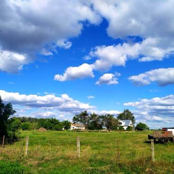 Продам  будинок з великою ділянкою