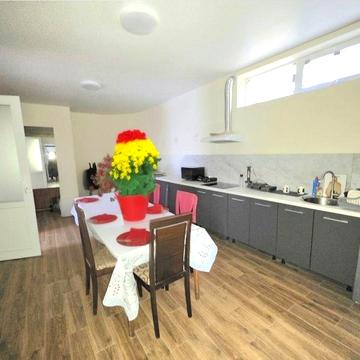 С генератором. Пр. Науки район ул. Телевизионная.  80 кв м.