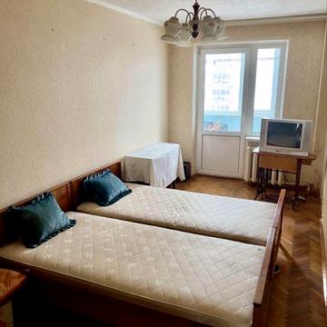 3 кімнатна квартира, Святошинский р-н, опалення, газ, світло є!