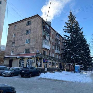 Продаж 2-кімнатної квартири в центральній частині міста.